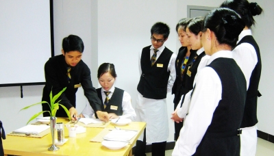 開(kāi)拓創(chuàng)新勇攀新高峰，跨越發(fā)展再踏新征程——論現(xiàn)代酒店管理的創(chuàng)新與發(fā)展