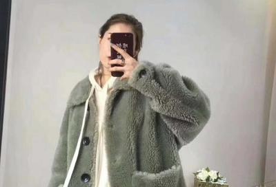 美女老板娘春節堅守海寧皮革城，線上線下同步發力皮衣與電子銷售